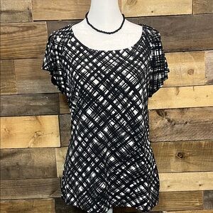 East 5th Black and White Crisscross Scoop- Neck Short Sleeve Blouse Size Medium
